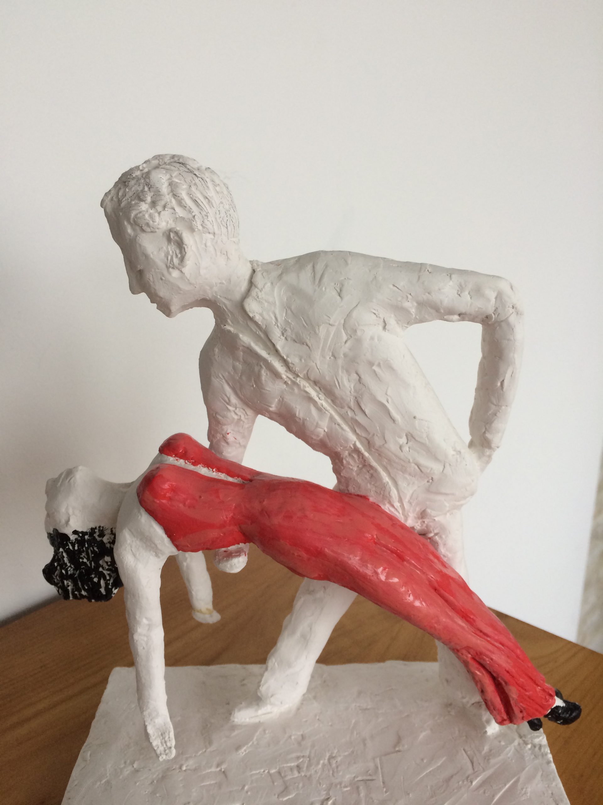 Tanzendes Paar in Rot und Weiß – Skulptur von Christa M. Eckhardt